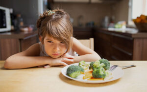 Meu filho parou de comer: o que fazer quando a criança recusa o prato e a refeição vira uma batalha