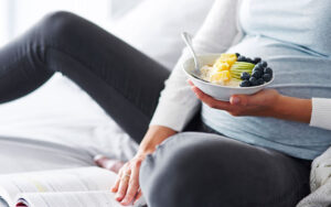 Nutrição no primeiro trimestre de gravidez: o que comer para aliviar enjoo e garantir o desenvolvimento do bebê
